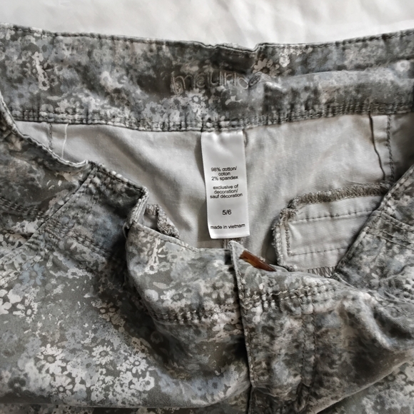 Maurices Gray Camouflage Women's Shorts Size 5/6 - Picture 2 of 8